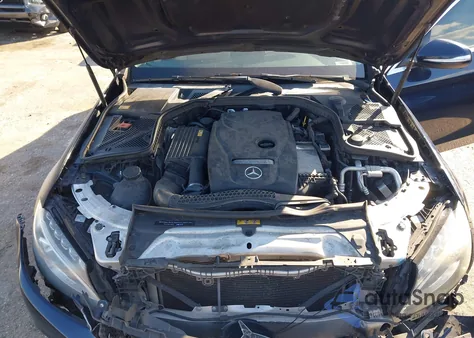 2015 Mercedes-Benz C 300 4Matic z USA, uszkodzony, nr VIN 55SWF4KB1FU058951